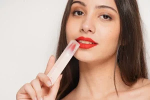 Q tip lip stain