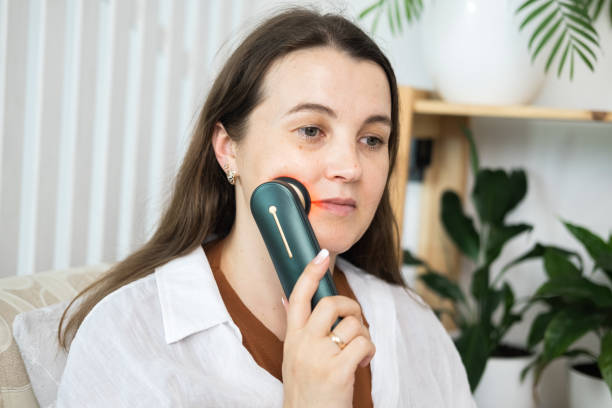 Solawave Wand Review 2025: The Best At-Home LED Skincare Device for Anti-Aging?